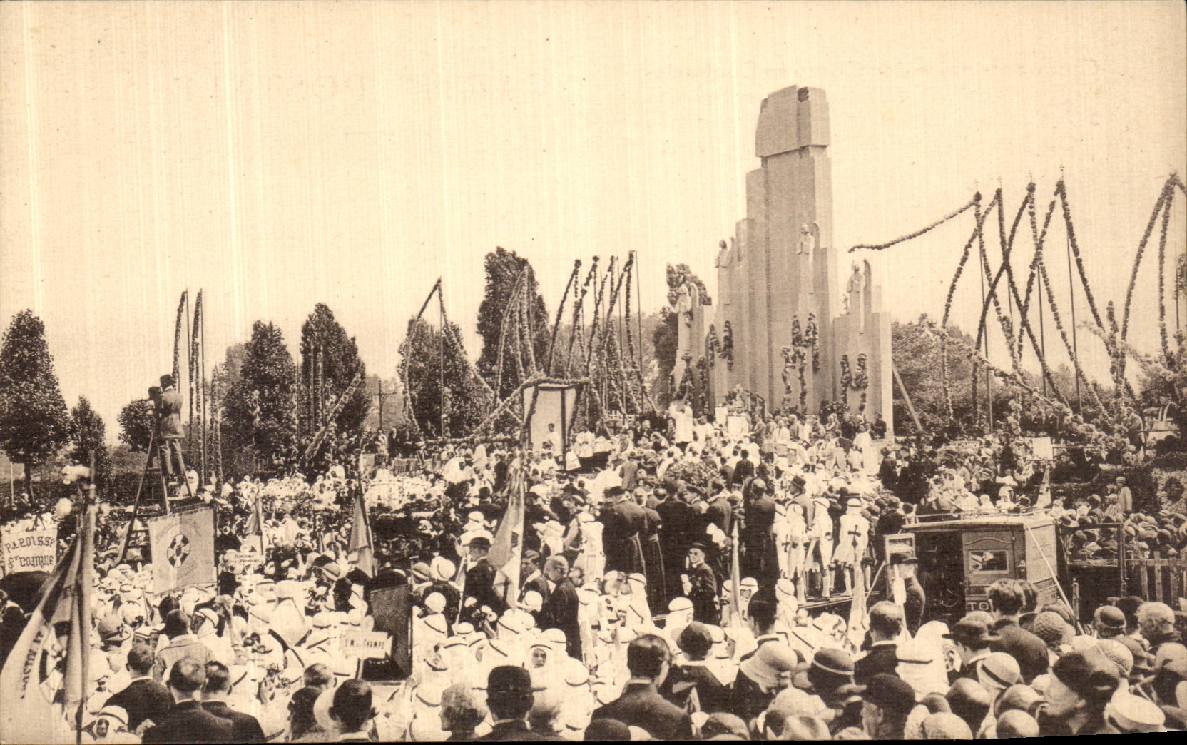 VINTAGE POSTCARD Lille Fiftieth anniversary of the international congers eucharistiquues Liegart Cardinal the monumental resting place