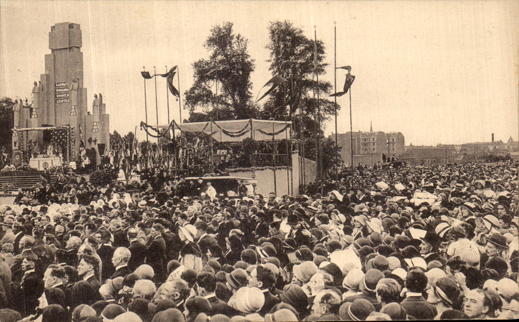 VINTAGE POSTCARD Lille Fiftieth anniversary of the international congers eucharistiquues Liegart Cardinal crowd massee on the dimensions furnace bridge