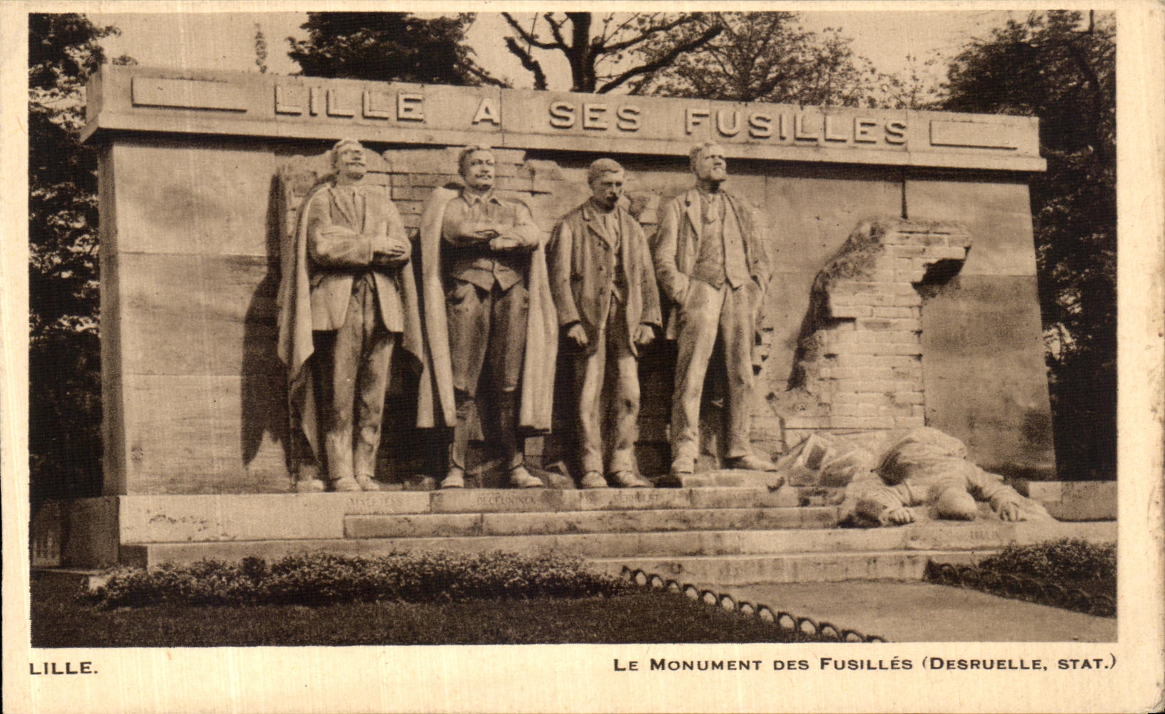 VINTAGE POSTCARD Lille the Monument Of Shoot Militaria