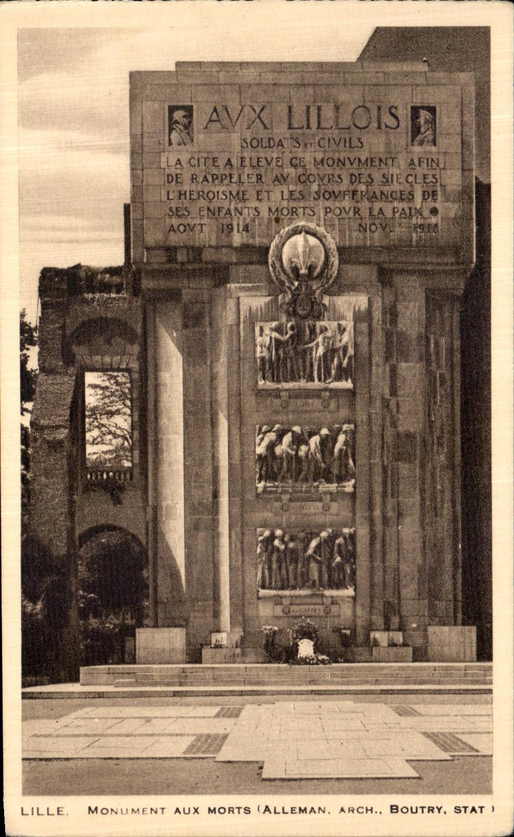 VINTAGE POSTCARD Lille War memorial Militaria
