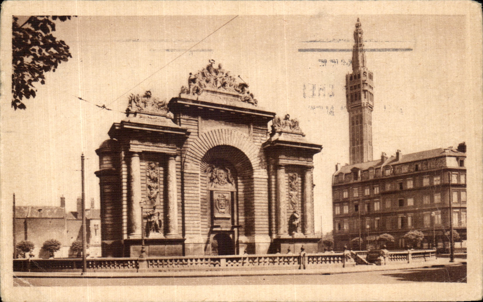 VINTAGE POSTCARD Lille the Gate Of Paris And the Belfry
