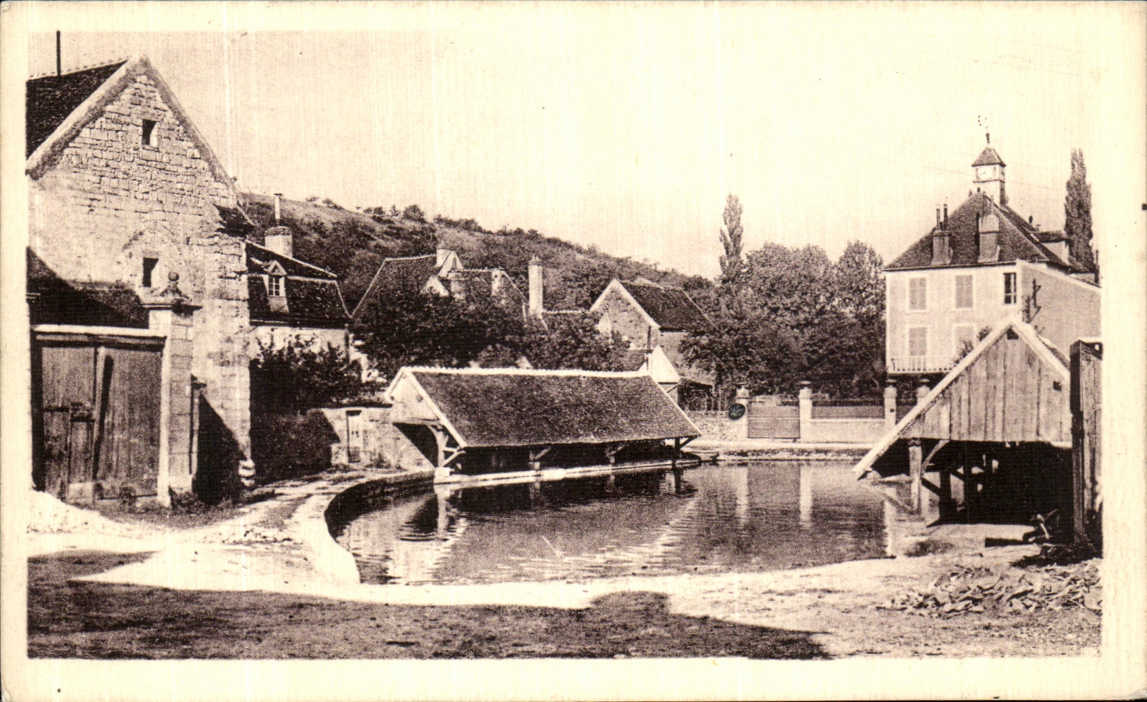 VINTAGE POSTCARD Varzy the Laundrette