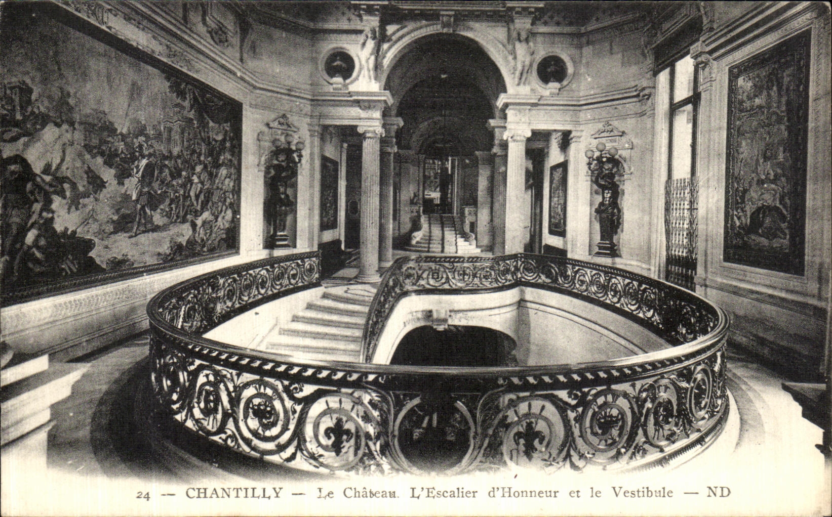 CPA Chantilly Le Chateau L Escalier d Honneur et le vestibule