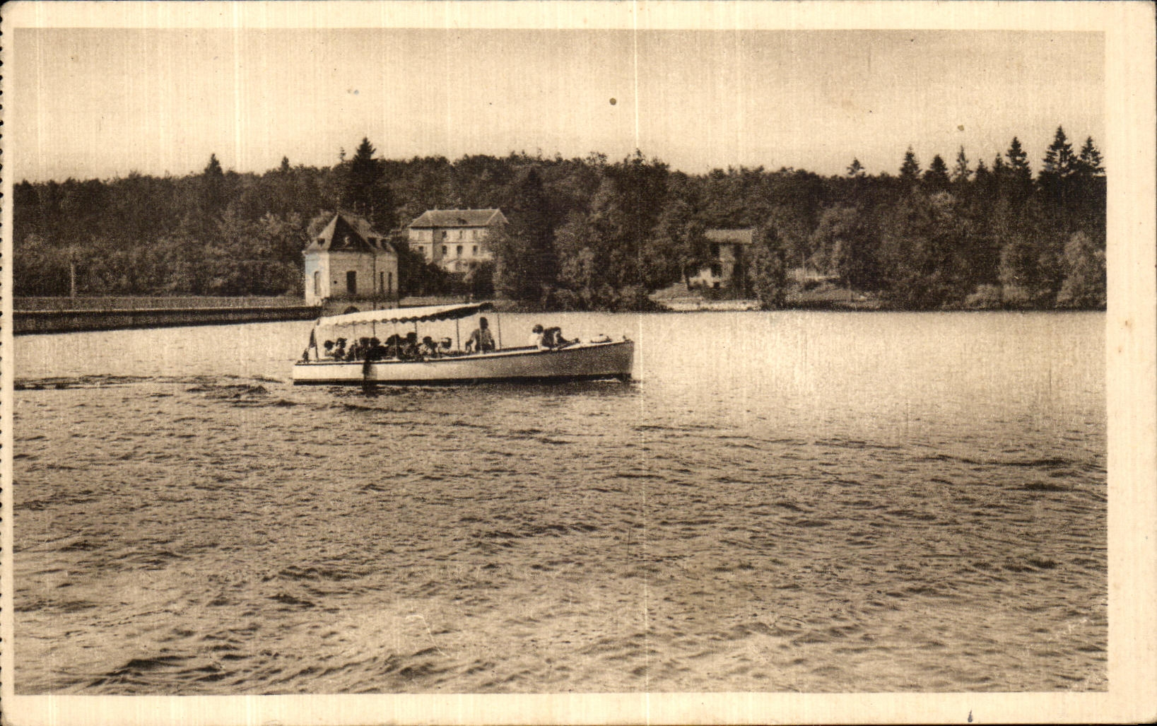 POSTAL de la VENDIMIA en el lago Morvan de la salida de Settons para la vuelta del lago