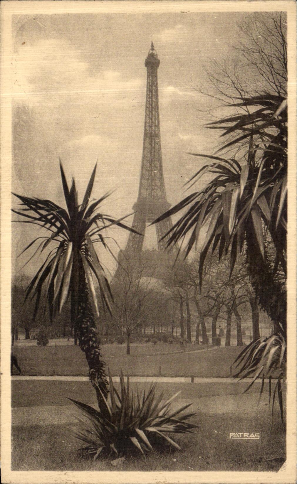 CPA Paris Tour Eiffel Vue du Jardin du Trocadero