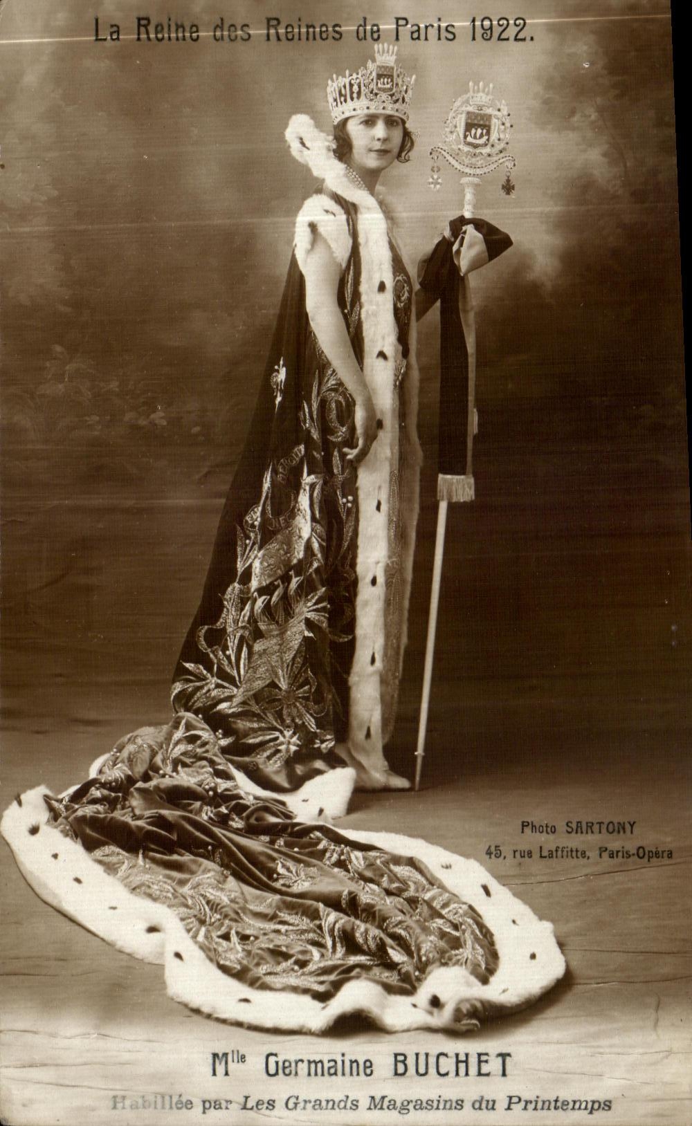 CPA Germaine Buchet Habillee par Les Grands Magasins du Printemps Reine des reines 1922