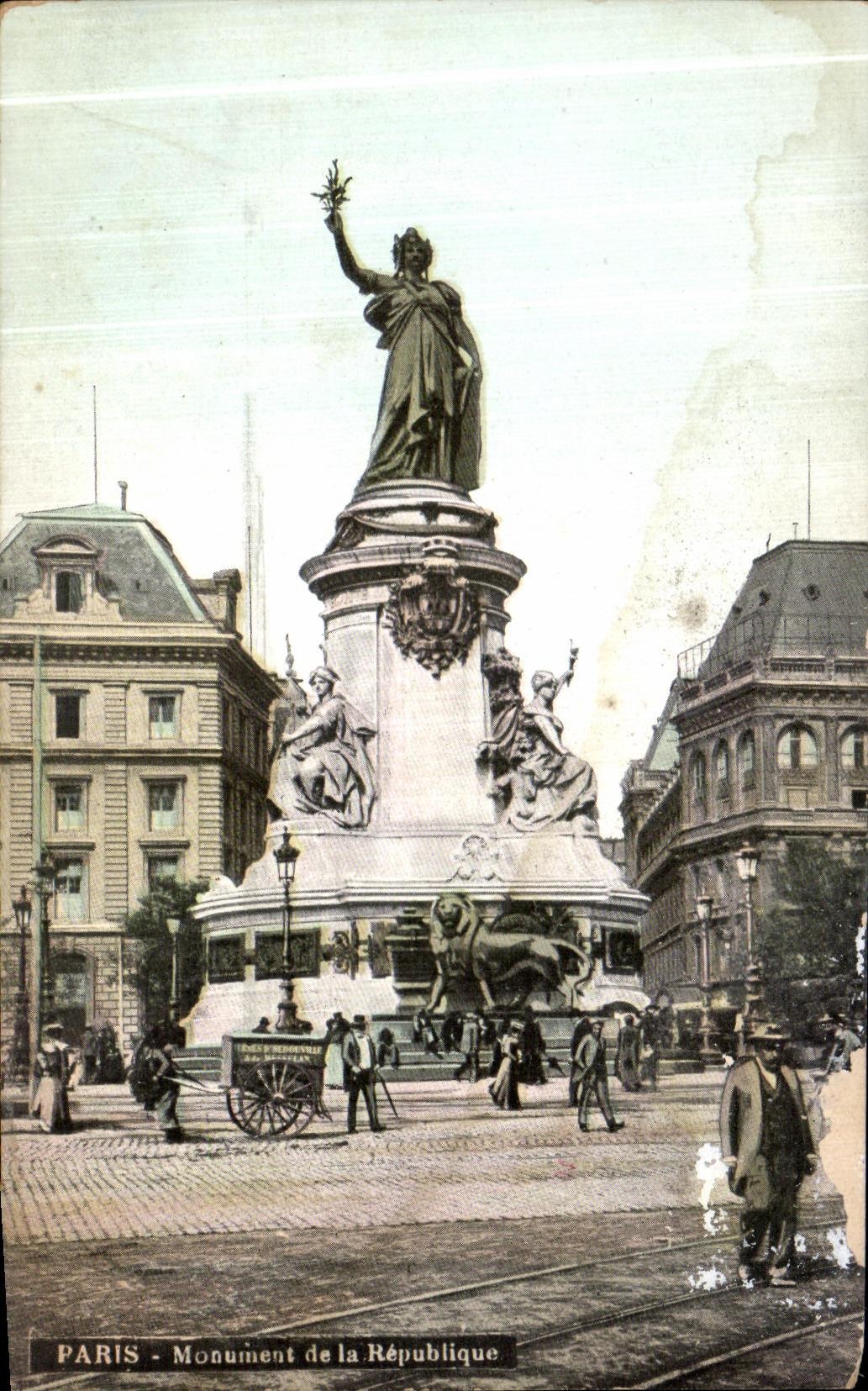 CPA Paris Monument de la Republique Lion