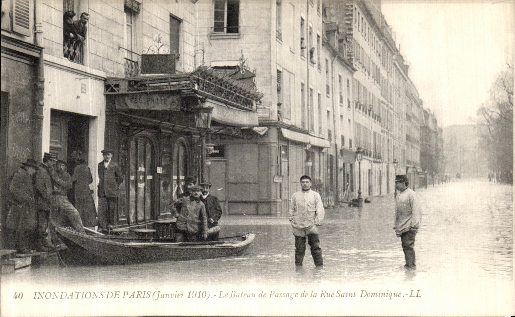 CPA Inondations De Paris Le Bateau de passage de la rue Saint Dominique
