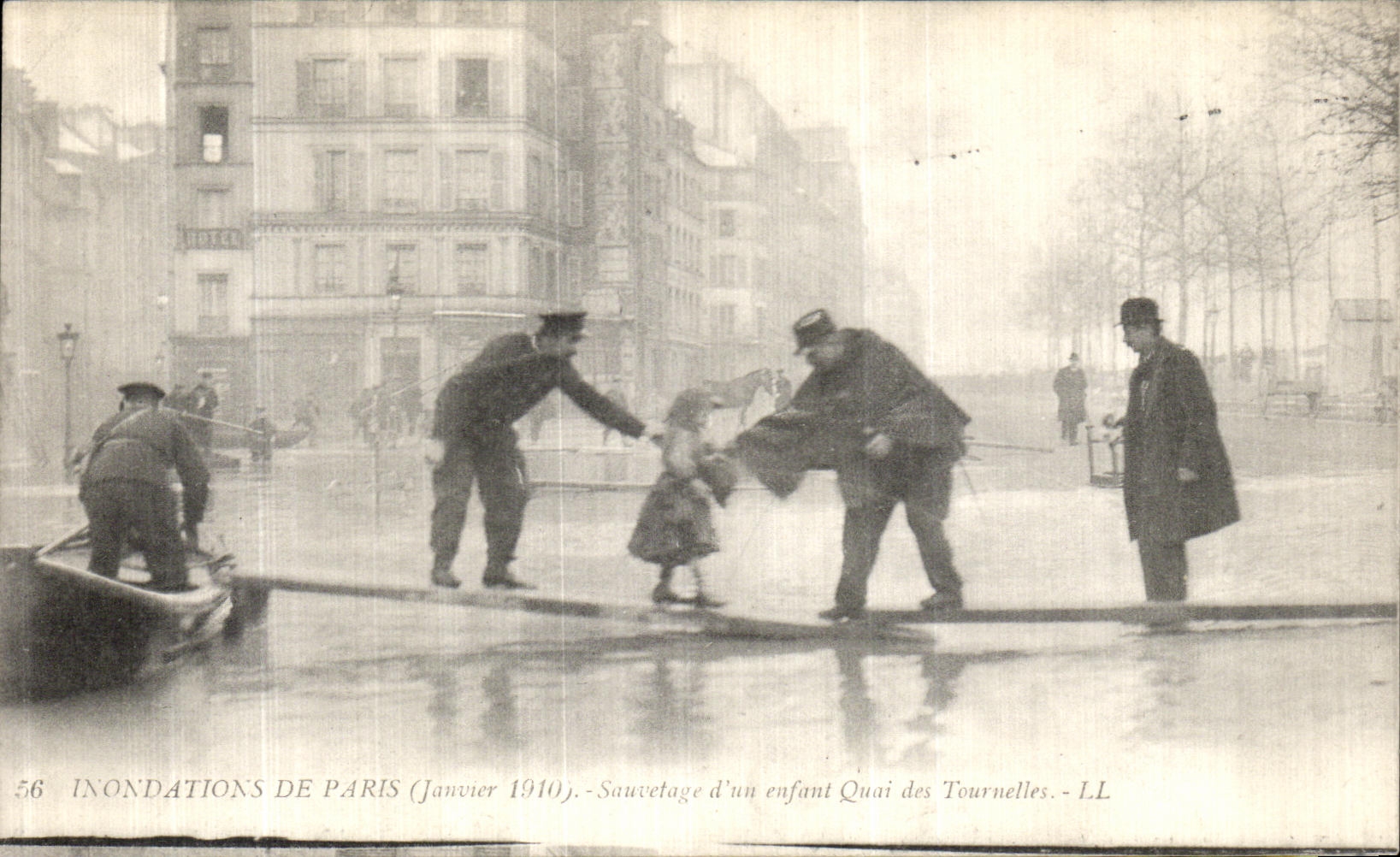 CPA Inondations De Paris Saueetage d un enfant Quai des Tournelles