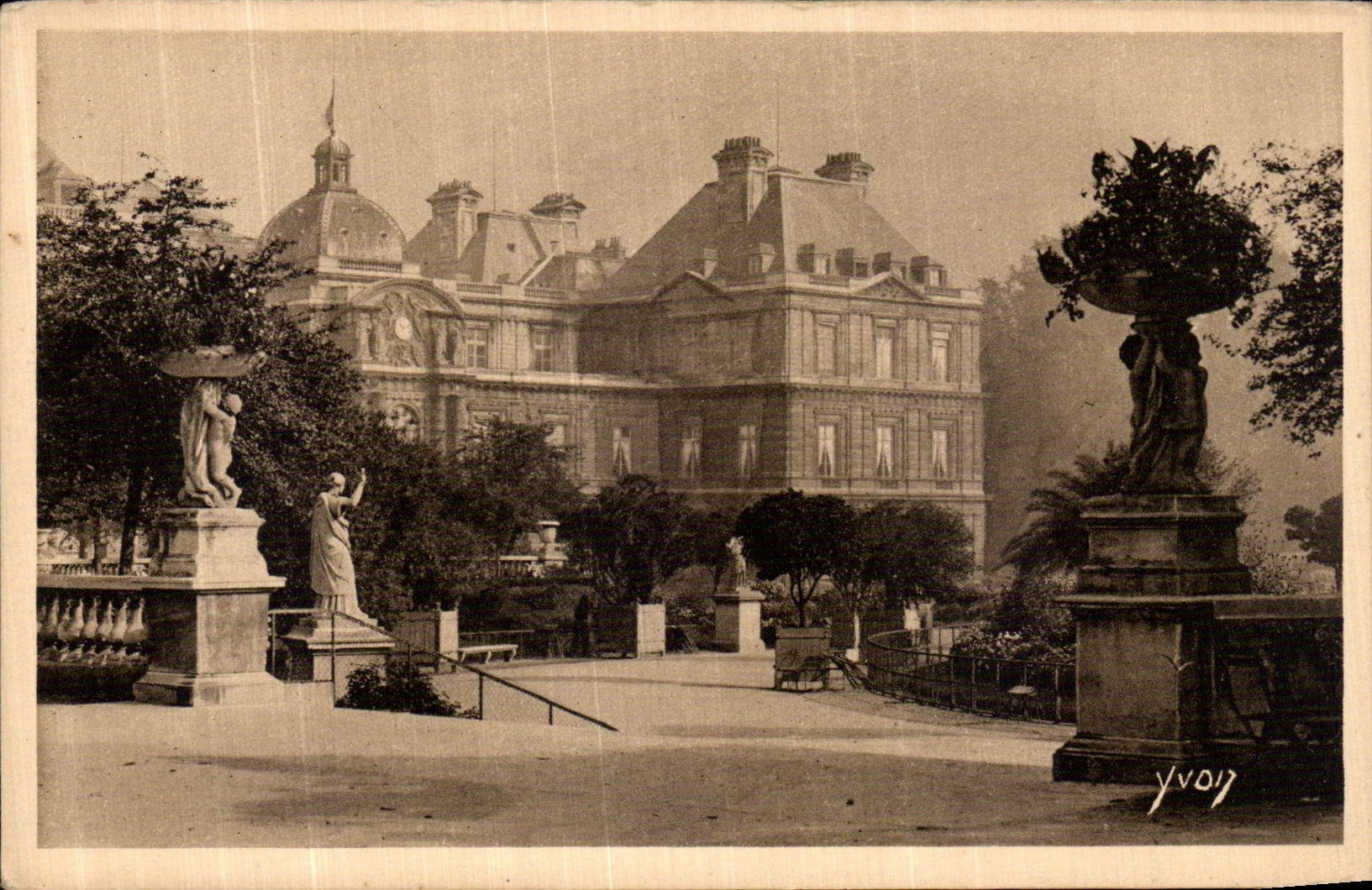 VINTAGE POSTCARD Paris While Strolling Palate and garden of Luxembourg