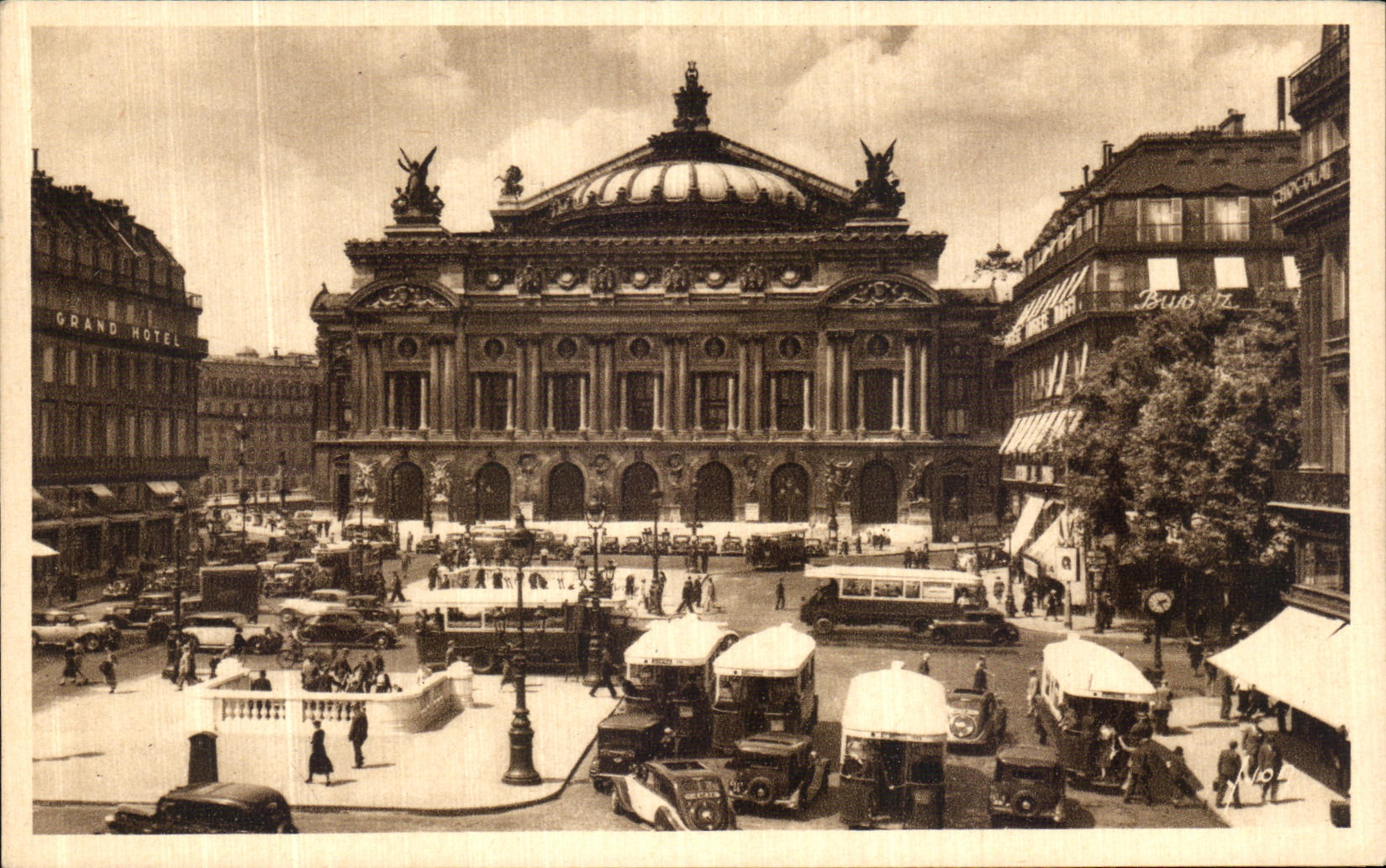 VINTAGE POSTCARD Paris while strolling Place of L Operated