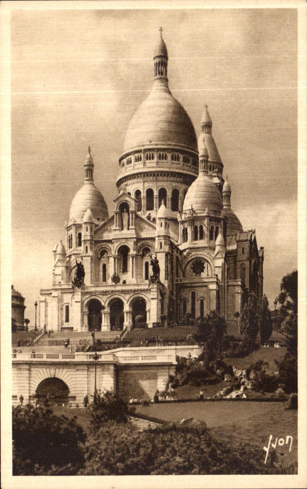 VINTAGE POSTCARD Paris while strolling Basilica of the Sacring Heart of Montmartre