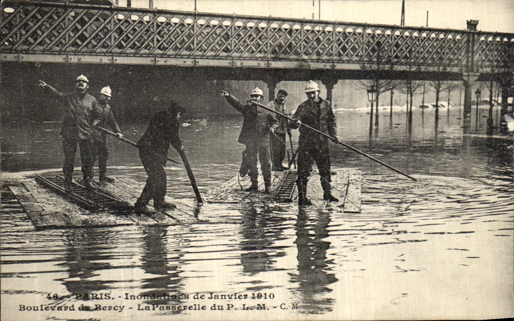 CPA Paris Inondations de Janvier 1910 Boulevard de Bercy Sapeurs Pompiers