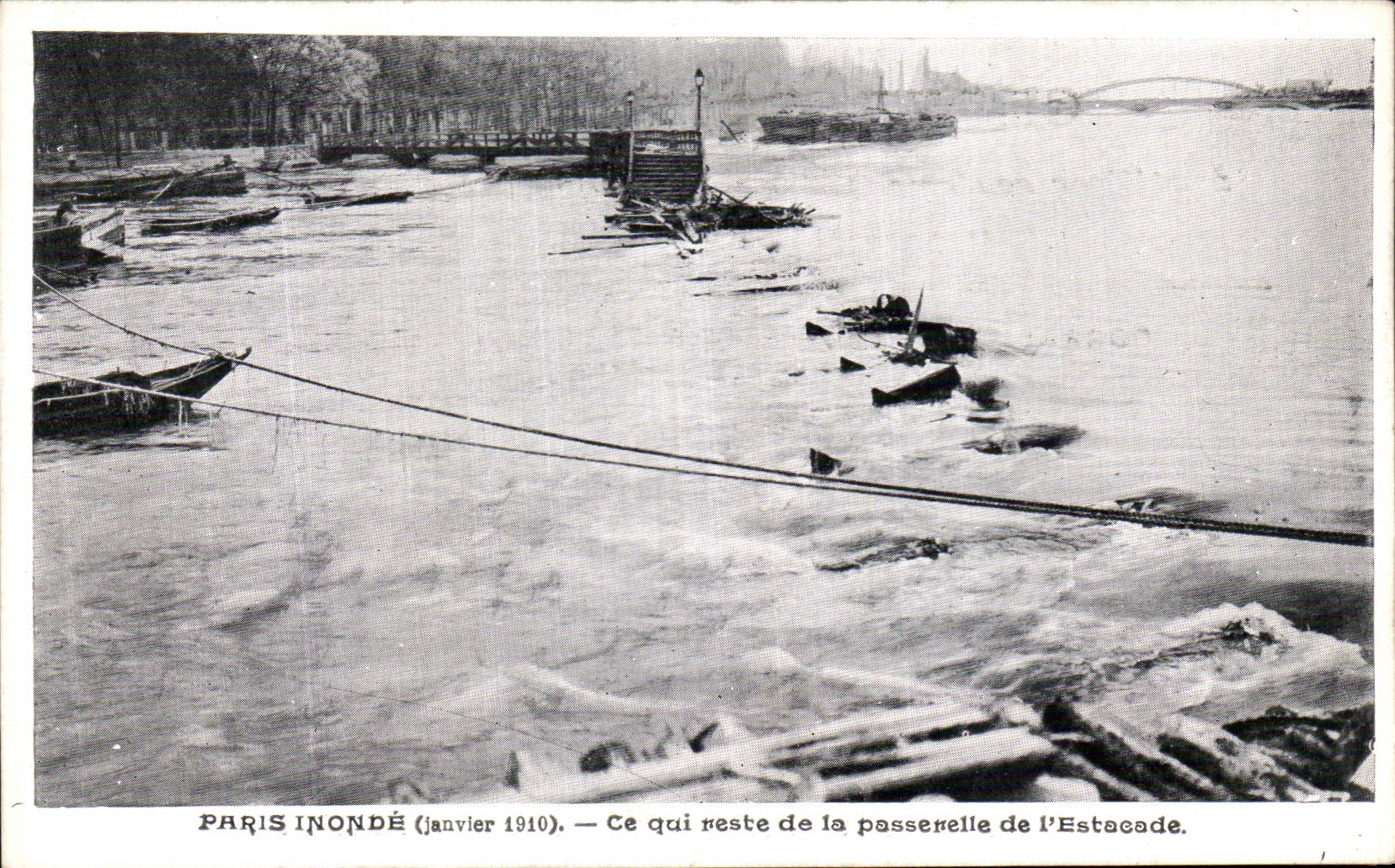 CPA Paris Inonde Ce Qui Reste de la Passerelle de L Estacade