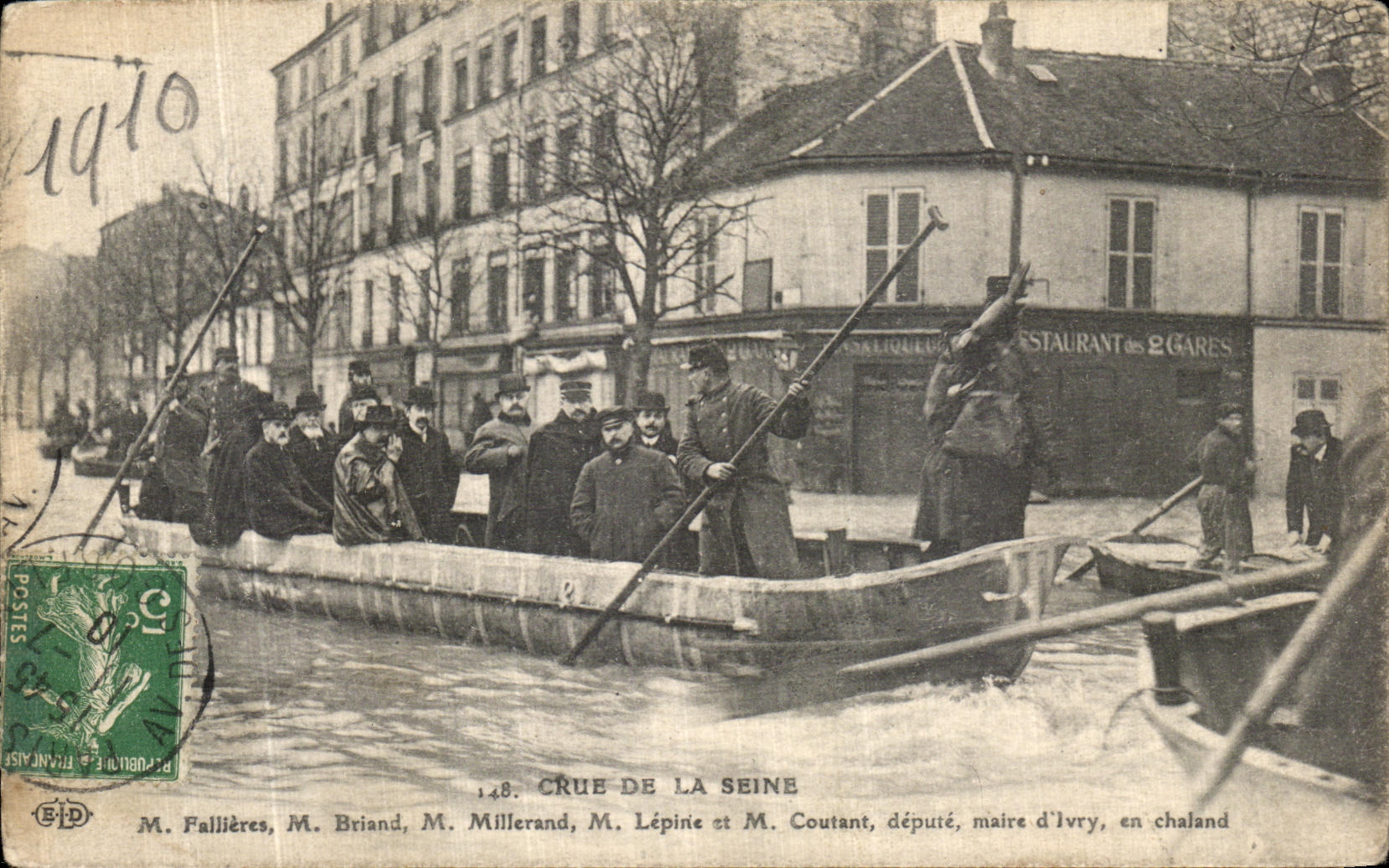 CPA Paris Crue de la Seine M Fallieres Briand Millerand Lepine Coutant depute maire d Ivrey en chaland