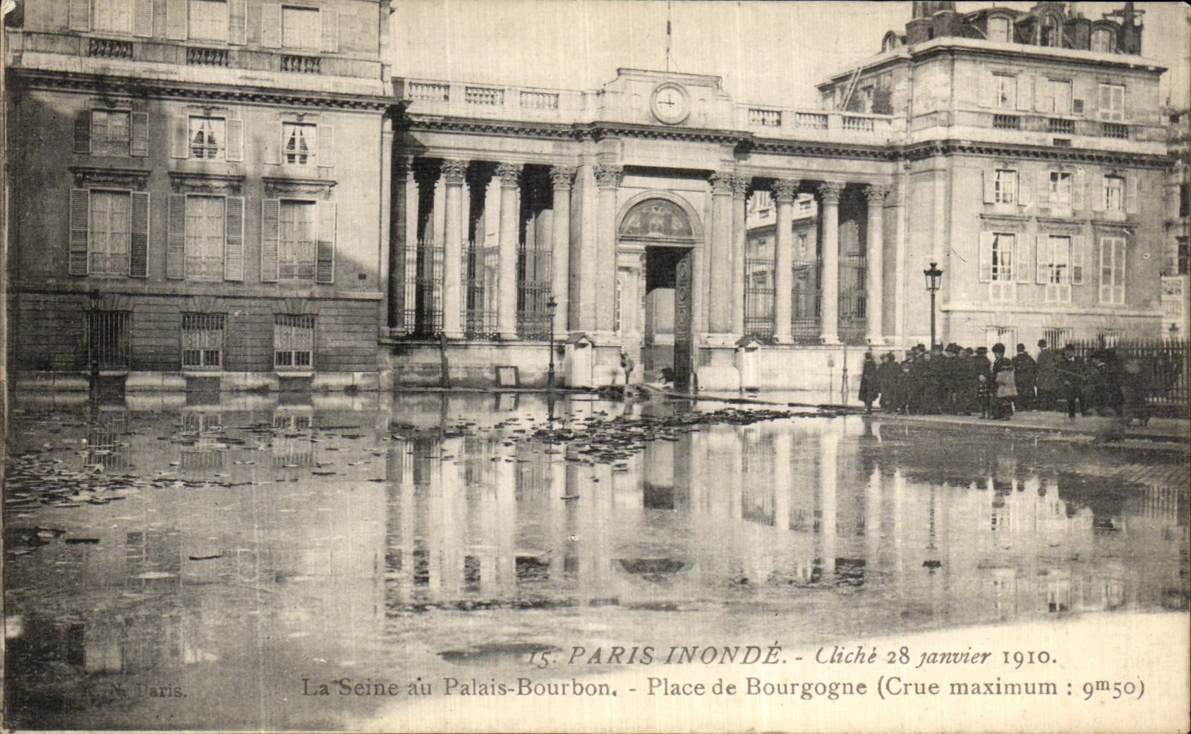 CPA Paris Inonde La Seine au Palais Bourbon Place de Bourgogne