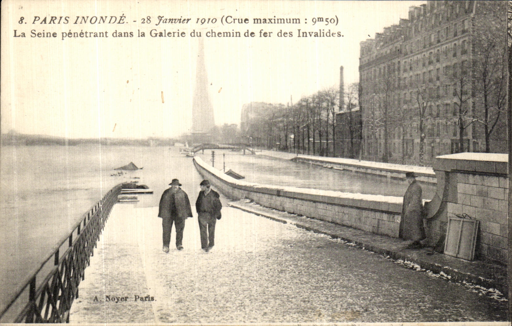 CPA Paris Inonde La Seine Penetrant dans la Galerie du Chemin de fer des Invalides