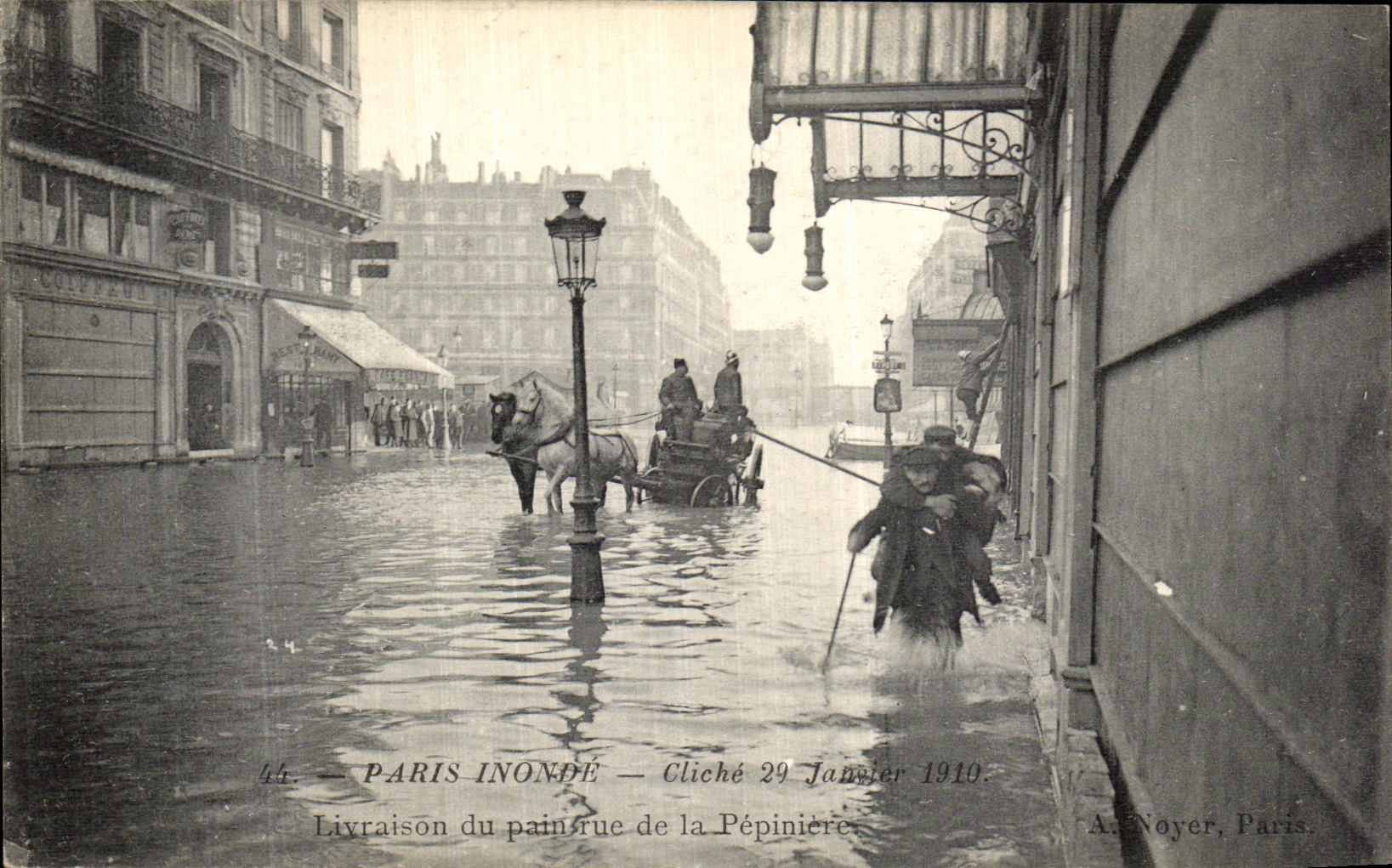 CPA Paris Inonde Livraison du Pain Rue de la Pepiniere Boulanger