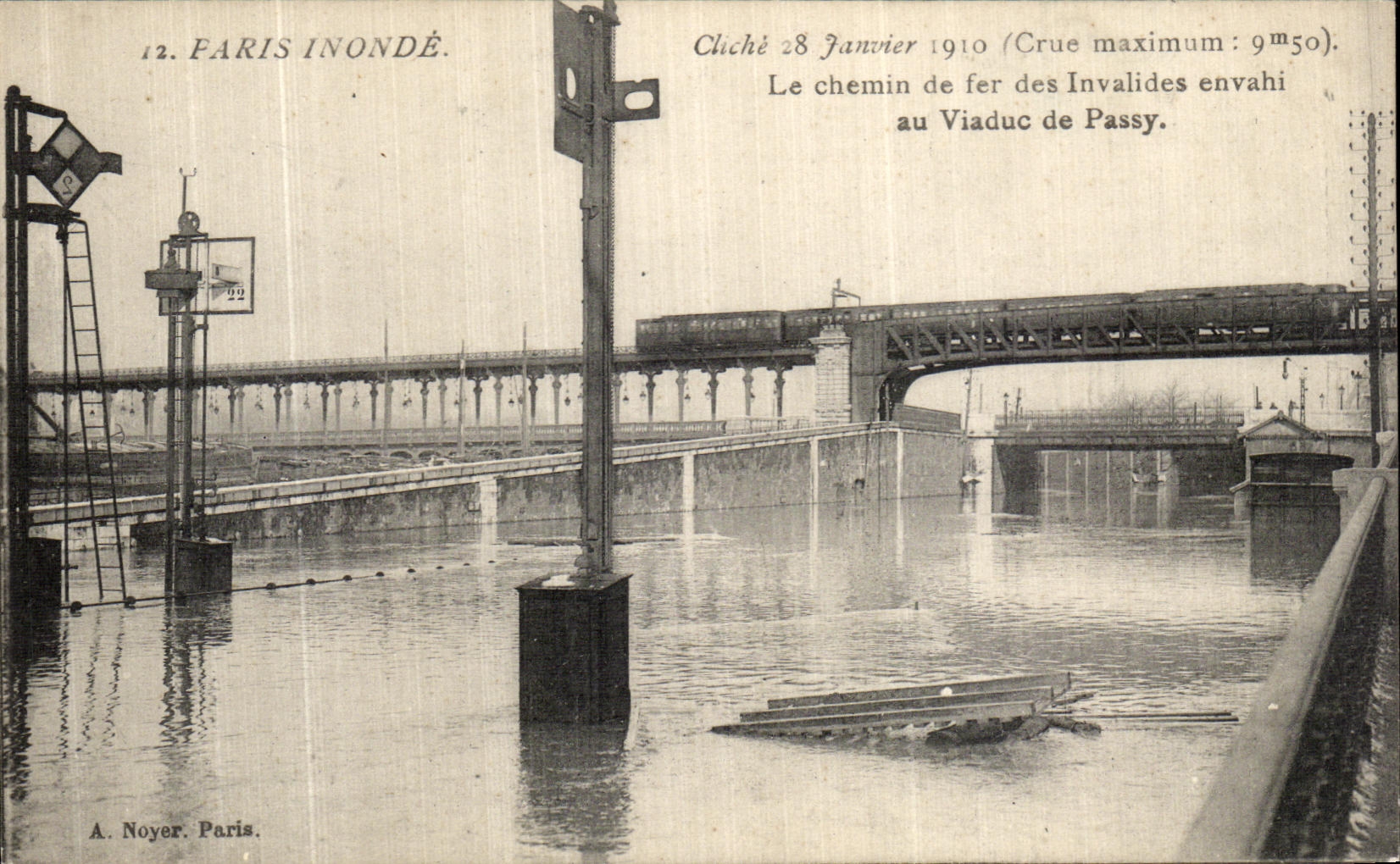 CPA Paris Inonde Le Chemin de fer des Invalides envahi au Viaduc de Passy Metro