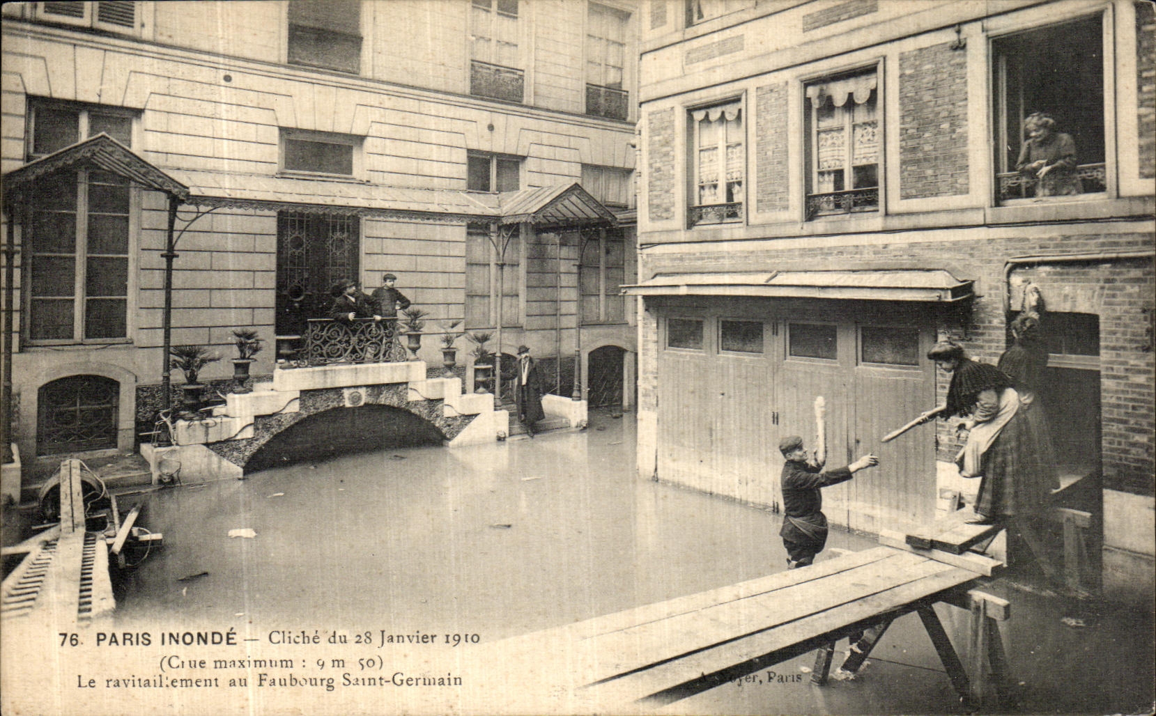 CPA Paris Inonde Le ravitaillement au Faubourg Saint Germain Boulanger