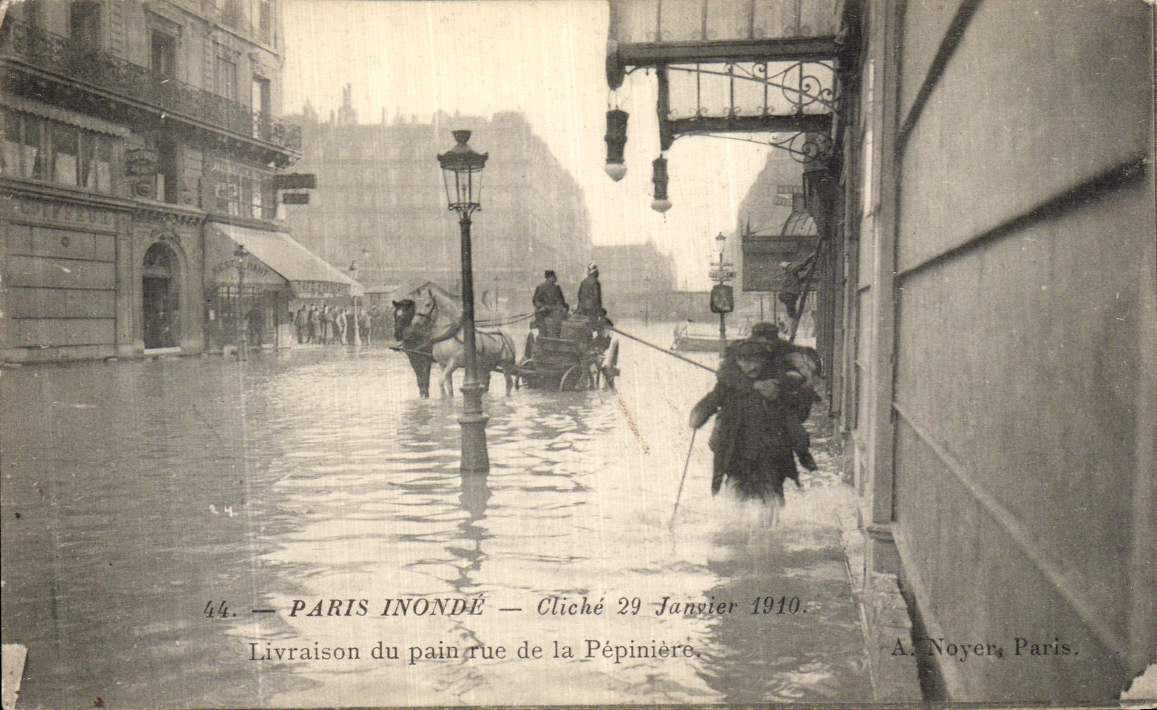 CPA Paris Inonde Livraison du Pain Rue de la Pepiniere Boulanger