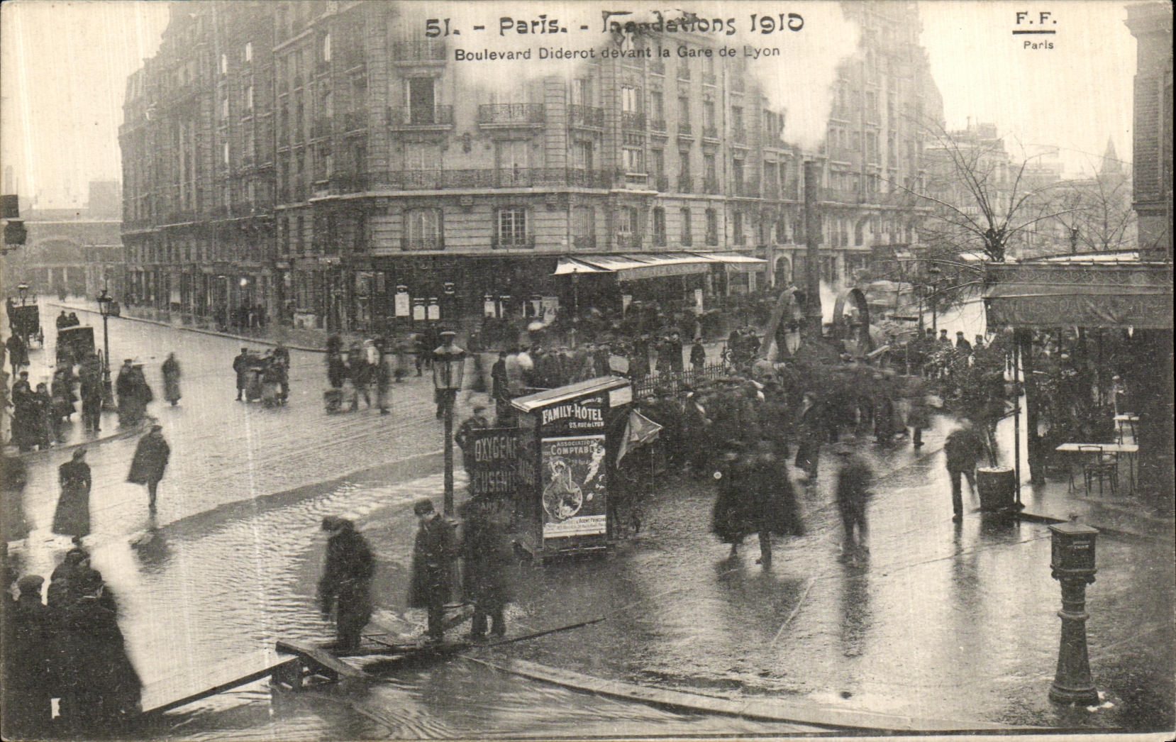 CPA Paris Inondations Boulevard Diderot Devant la Gare de Lyon Machine a vapeur