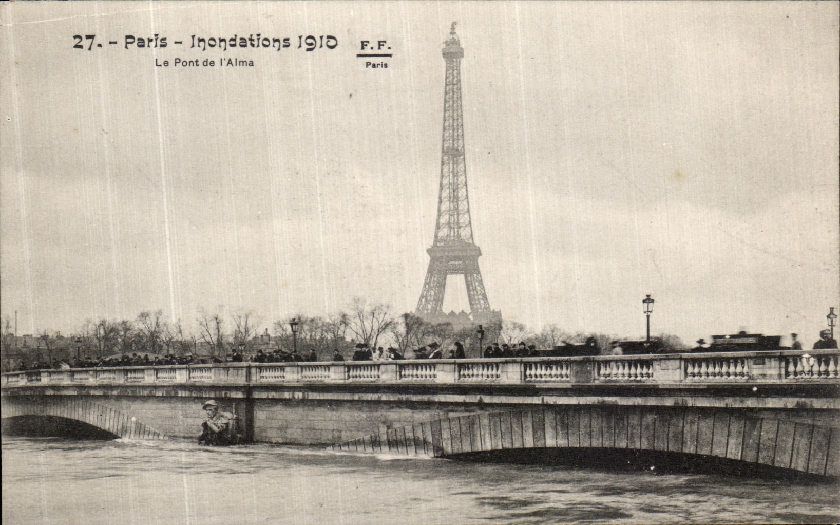 CPA Paris Inondations Le Pont de l Alma Tour Eiffel