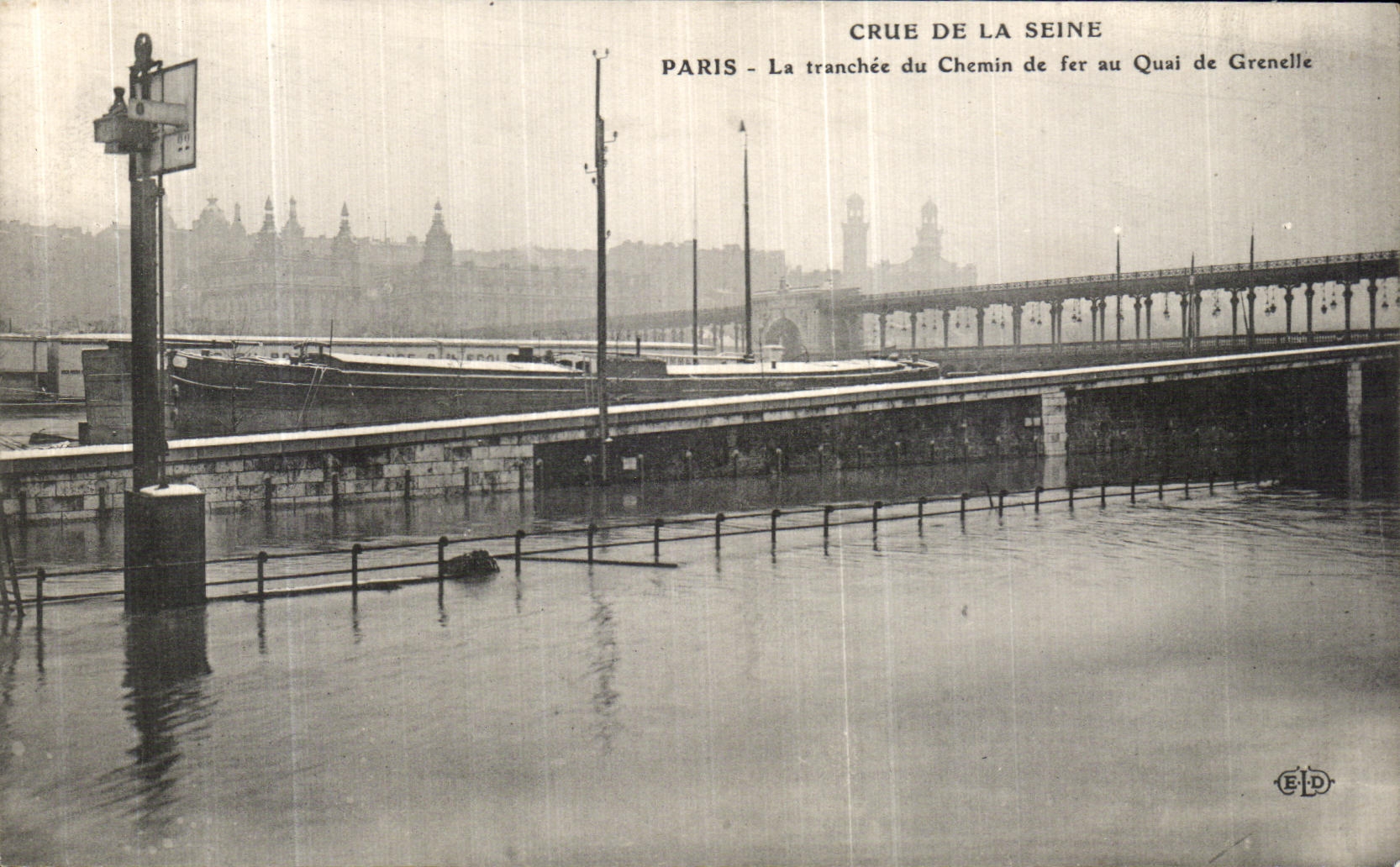 CPA Crue De La Seine Paris La Chemin de fer au Quai de Grenelle