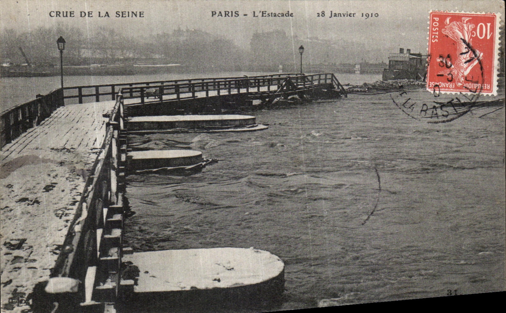 CPA Paris Crue De la Seine L Estacade