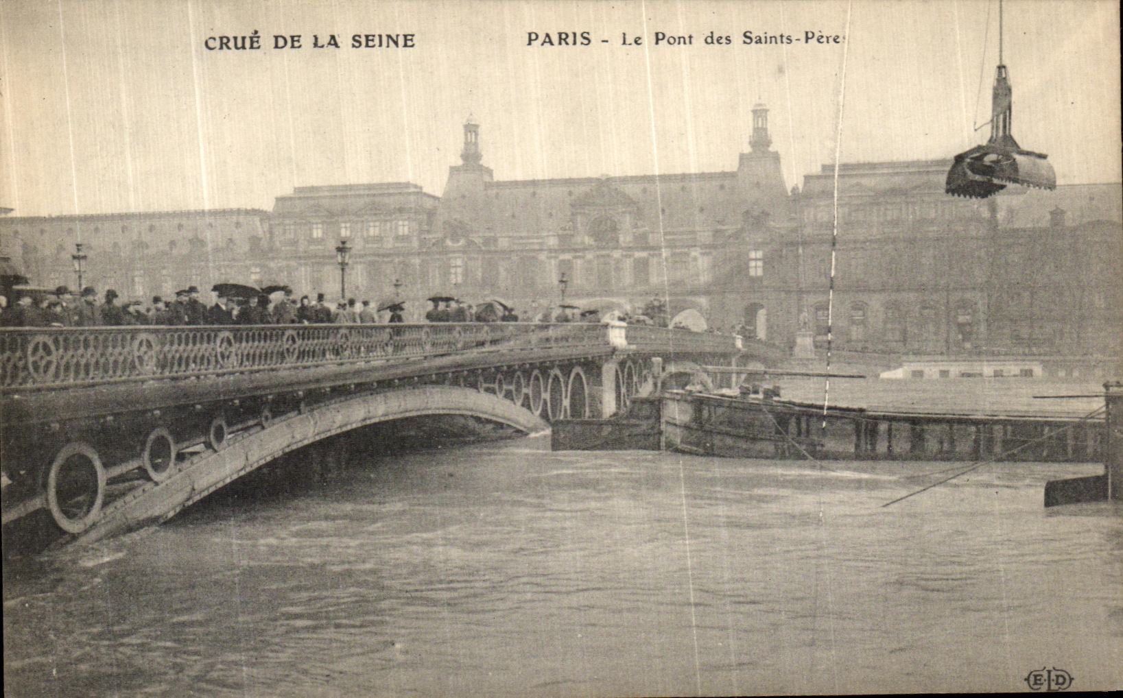 CPA Paris Crue De la Seine Le Pont des Saints Peres