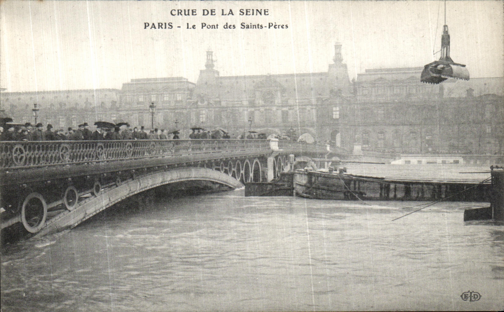 CPA Paris Crue De la Seine Le Pont des Saints Peres