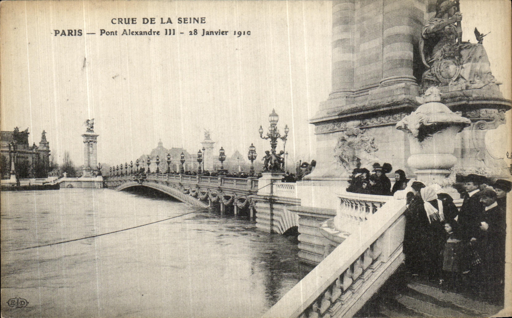 CPA Paris Crue De la Seine Pont Alexandre III