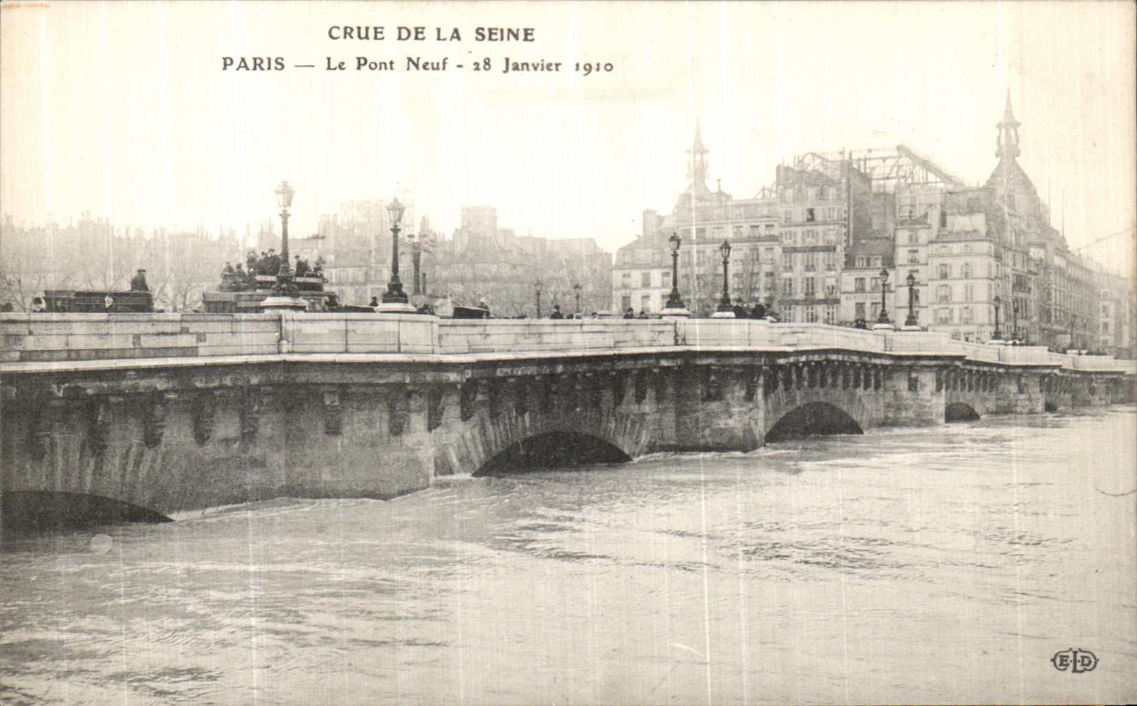 CPA Paris Crue De la Seine Le Pont Neuf