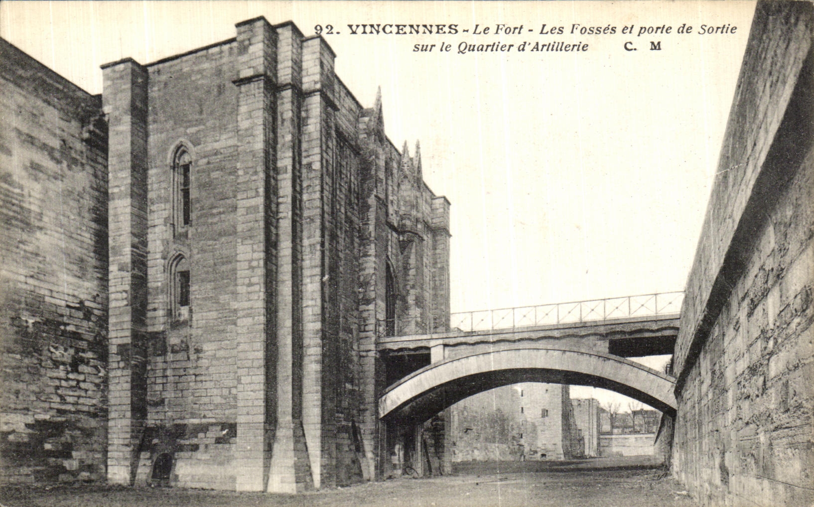 La POSTAL Paris Vincennes de la VENDIMIA puerta Fort marca con hoyos y de salida en la artilleria del districto D