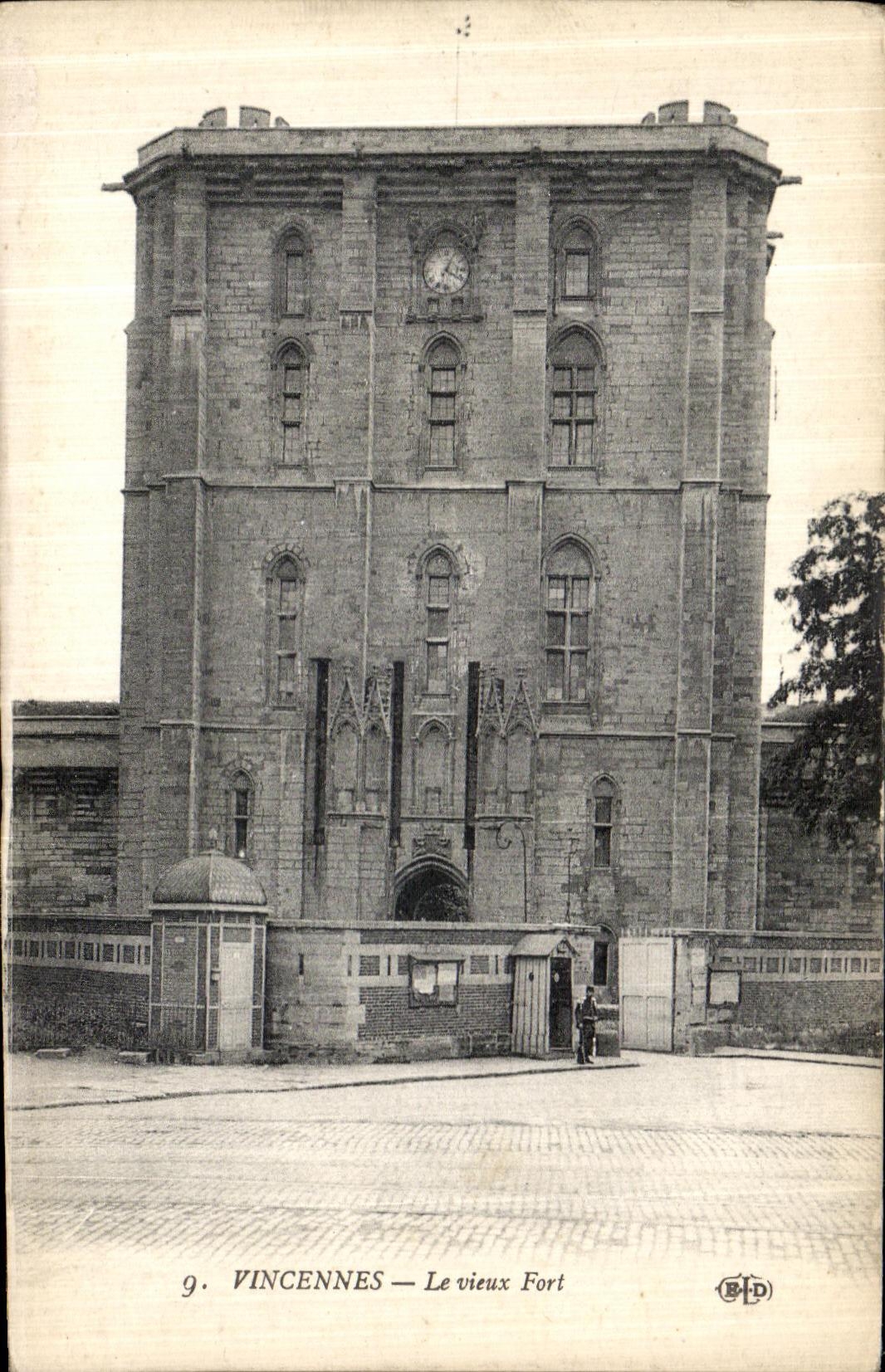 VINTAGE POSTCARD Paris Vincennes the Strong old man