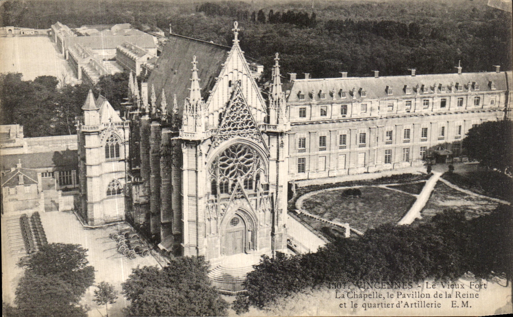 VINTAGE POSTCARD Wood of Vincennes the Old man Extremely La Chapelle the House of the Queen and the district D artillery