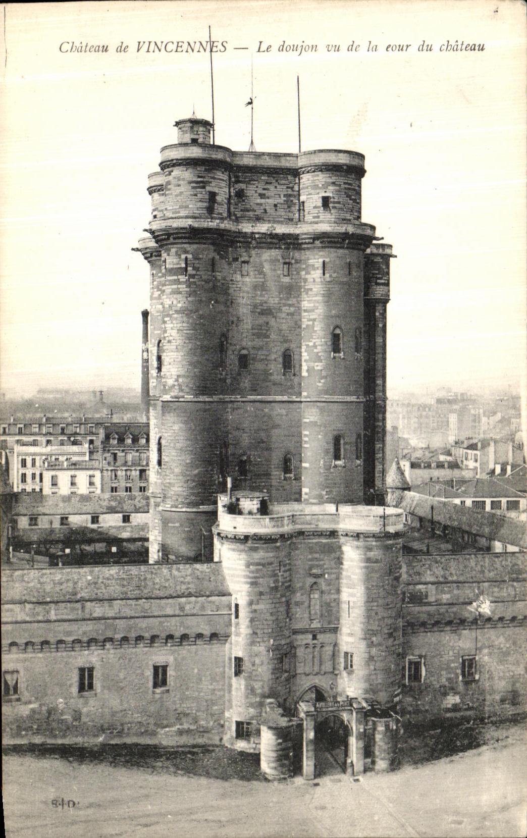 VINTAGE POSTCARD Vincennes the Keep seen of the Court of the Castle