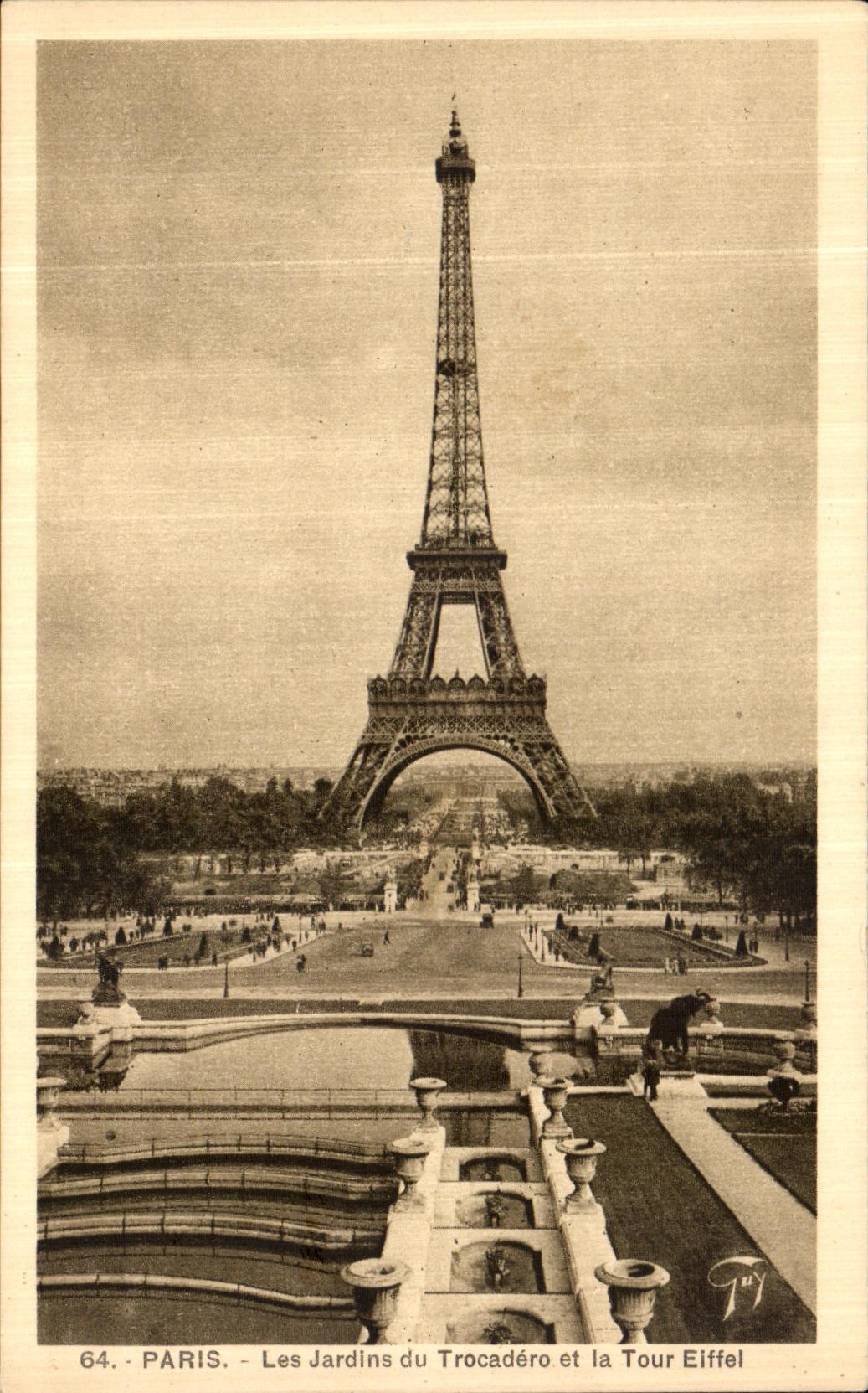 CPA Paris Les Jardins du Trocadero et la Tour Eiffel