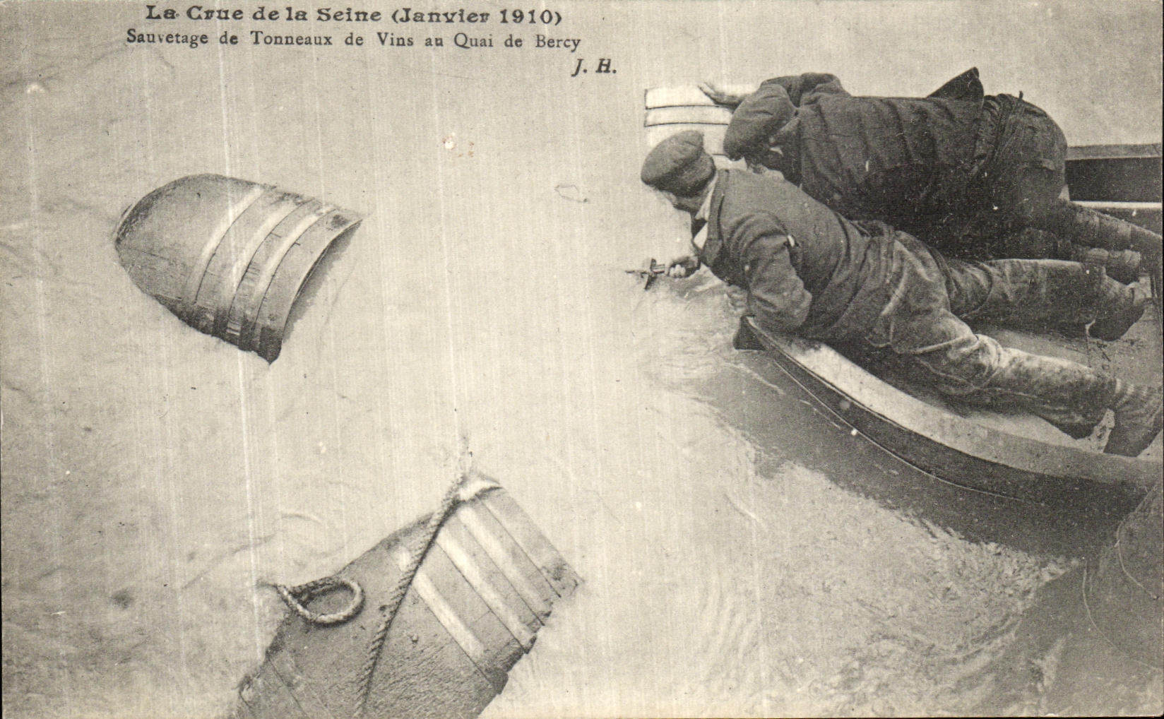 CPA La Crue de la Seine Sauvetage de Tonneaux de Vins au Quai de Bercy 
