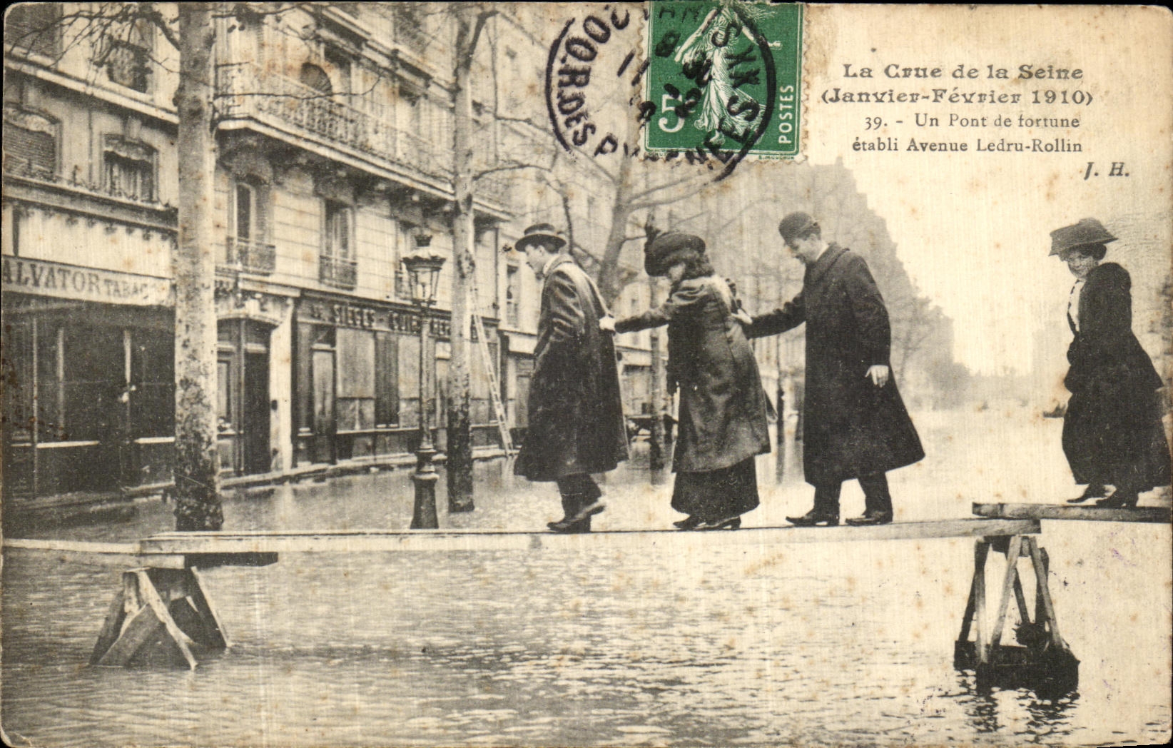 CPA La Crue de la Seine Un Pont de fortune etabli Avenue Ledru Rollin 
