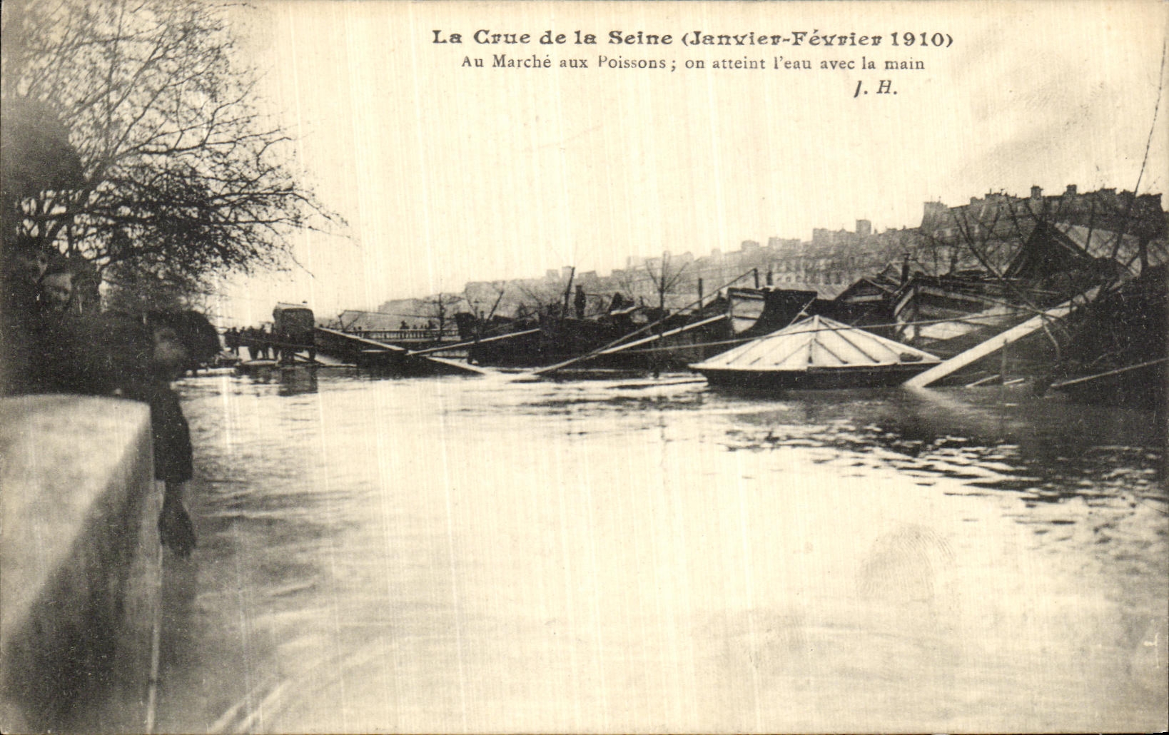 CPA La Crue de la Seine Au marche aux poissons on atteint l eau avec la main 