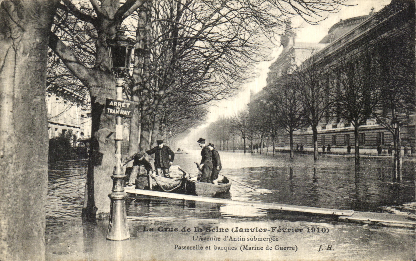 VINTAGE POSTCARD the Rising of the Seine L Avenue D Antin submergee Footbridge and Barques Navy