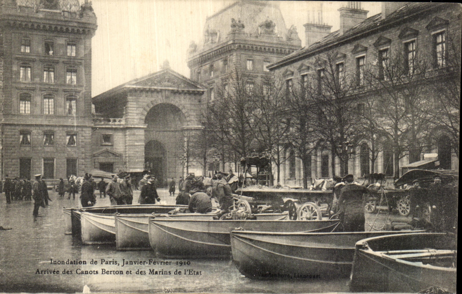 VINTAGE POSTCARD Flood of Paris February January Arrived of the Berton Boats and the Sailors of L State