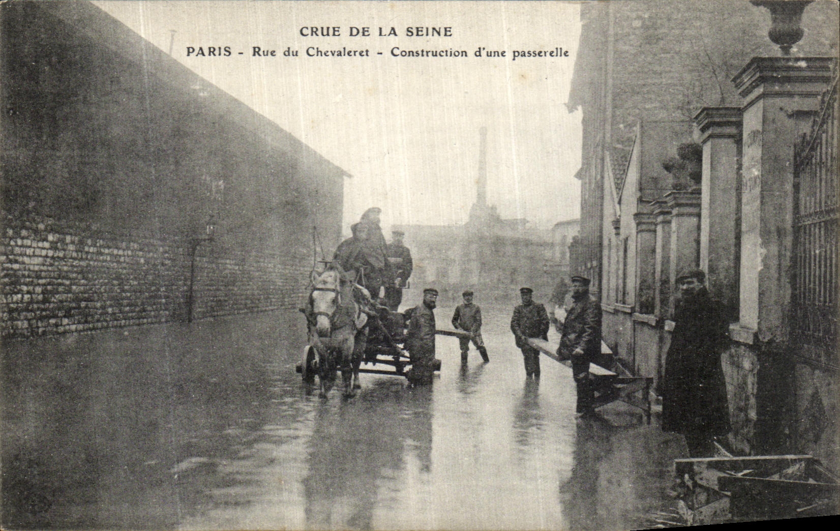 CPA La Crue De La Seine Paris Rue du Chevaleret Construction d une Passerelle