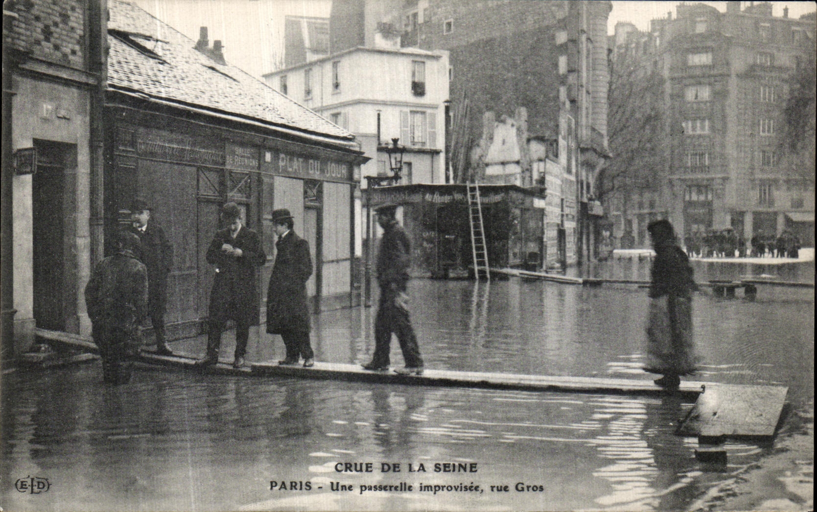 VINTAGE POSTCARD the Rising Of the Seine Paris an impromptu Footbridge Large Street