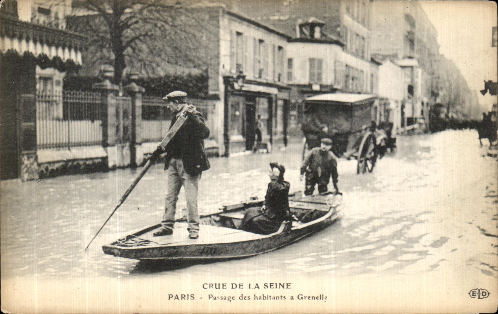 CPA Crue De La Seine Paris Passage des habitants a Grenelle