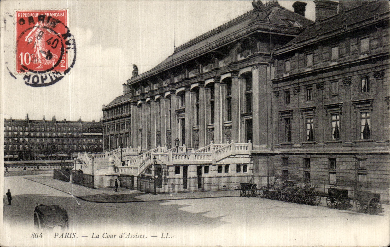 VINTAGE POSTCARD Paris the Court D Sitted
