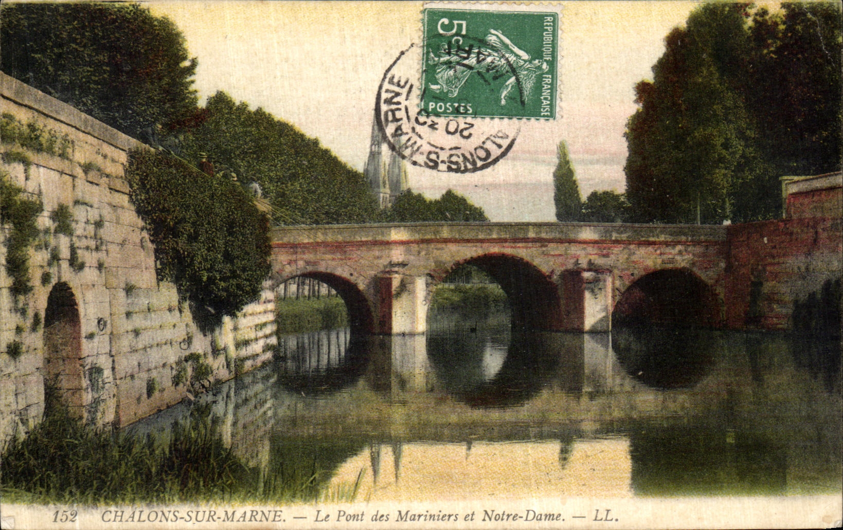 VINTAGE POSTCARD Trawl nets On the Marne the Bridge of the Marines and Notre Dame