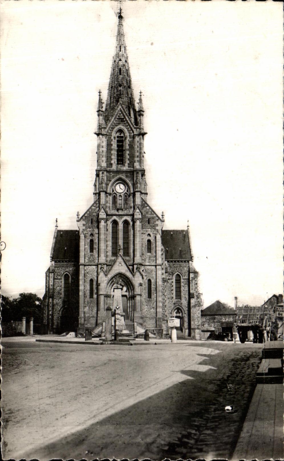 VINTAGE POSTCARD Mayenne Notre Dame Basilica