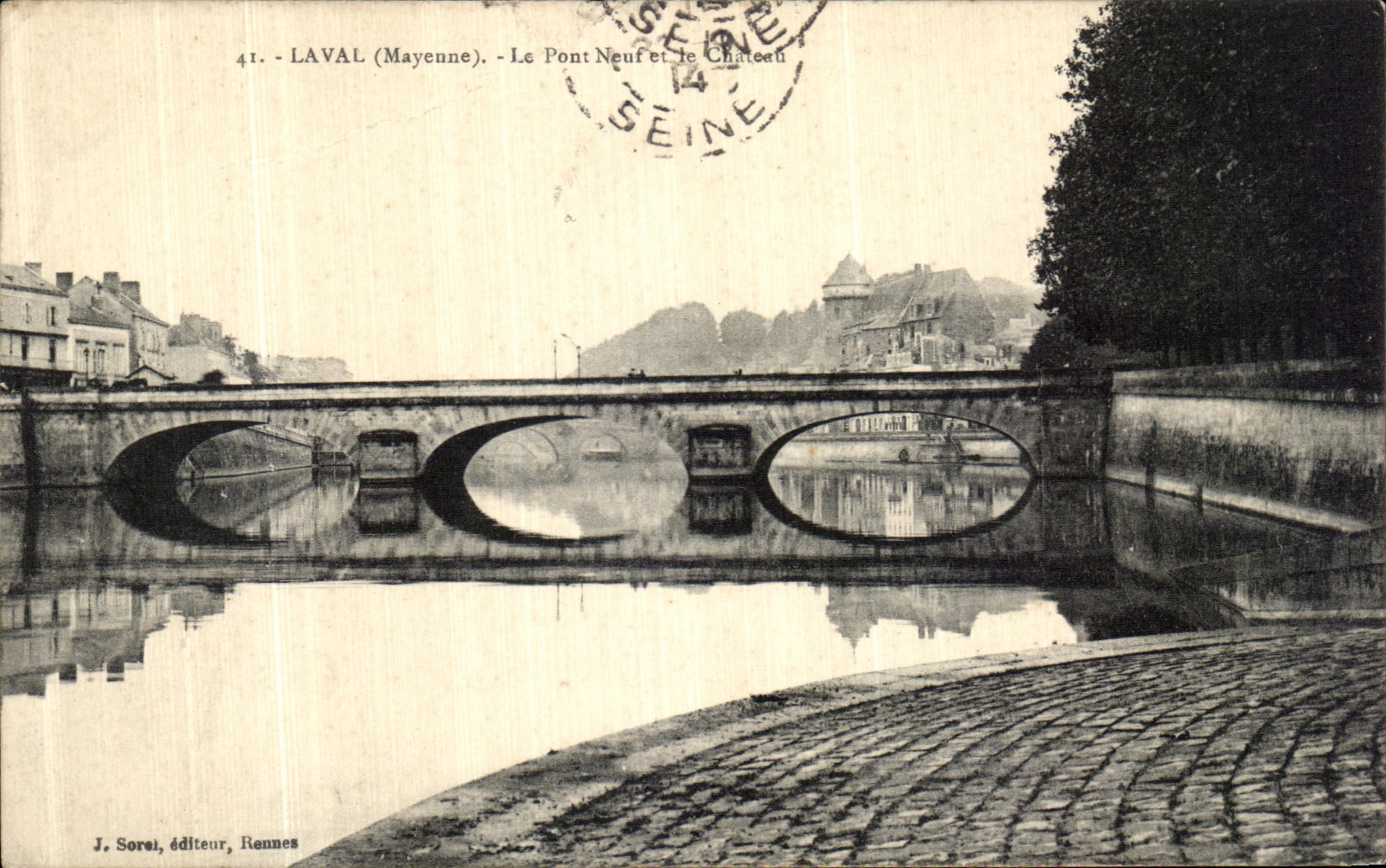 CPA Laval Le Pont Neuf et le Chateau